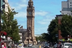 Часовая башня Альберта в Белфасте, Северная Ирландия, расположена на Куинс-сквер