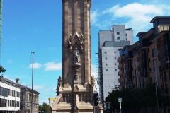 Часовая башня Альберта в Белфасте, Северная Ирландия, расположена на Куинс-сквер. Это одна из самых известных достопримечательностей города. Башня была построена в 1869 году в память о муже королевы Виктории, принце Альберте. Строительство велось пять лет — с 1865 по 1870 год. Высота башни — 113 футов (34,4 метра). Она состоит из четырёх этажей: на первом этаже находится дверь и лестница для входа в башню. На втором этаже расположена статуя принца Альберта и множество декоративных элементов. На третьем этаже находится механизм часов и четыре циферблата. На четвёртом этаже находится платформа, на которую ведут лестницы. Главным украшением башни являются часы с боем работы Френсиса Муна, циферблат которых представляет собой уменьшенную копию курантов башни Биг Бен. На самом верхнем ярусе башни, на террасе среди пышной готической отделки монумента, установлен двухтонный колокол — его звучание разливается по всей округе во время боя курантов. Особенностью башни является её наклон в южную сторону, хотя на сегодняшний день он совсем не заметен — это результат комплексной работы специалистов, которые приложили немало усилий для выравнивания сооружения. 