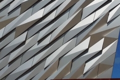 Фасад здания Titanic Belfast в Белфасте облицован 3000 отдельными осколками анодированного серебром алюминия