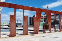 Табличка с надписью «Титаник» в Белфасте, Северная Ирландия была изготовлена в 2012 году