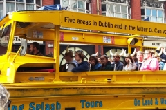 Туристический автобус с надписью «Five areas in Dublin end in the letter O. Can you HOTE' ing Splash Tours».