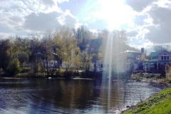 Набережная в Плёсе — прогулочная историческая зона на берегу реки Волга