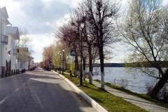 Набережная Плёса — прогулочная историческая зона на берегу реки Волга