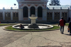 Верхние (Николаевские) ванны в Ессентуках — это одноэтажное здание, построенное в 1898 году и названное в честь императора Николая II