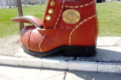 Скульптура «Башмак Гулливера» установлена в Ессентуках на территории санатория «Виктория»