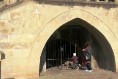 Грот Лермонтова в Кисловодске находится на Лермонтовской площадке в самом начале городского курортного парка