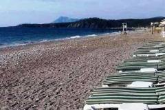 Несколько пляжей в Кемере, Турция, с шезлонгами и матрасами