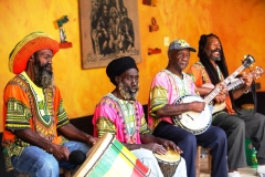 Группа ямайских музыкантов регги в традиционной одежде и головных уборах