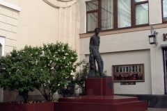 Памятник Антону Павловичу Чехову в Камергерском переулке в Москве