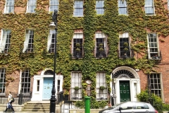 Merrion Square — это садовая площадь в стиле георгианской архитектуры в южной части центра Дублина