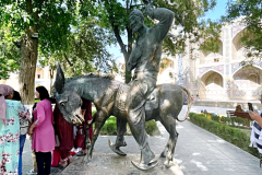 Бронзовый памятник Ходже Насреддину находится на центральной городской площади Бухары