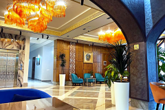 Интерьер отеля Paradise Plaza Luxury в Бухаре с декоративными люстрами из муранского стекла