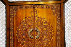 Резная деревянная дверь в восточном стиле с декоративным узором