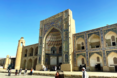 Медресе Абдулазиз-хана — архитектурный памятник в историческом центре Бухары (Узбекистан)