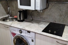 Кухня с бытовой техникой и стиральной машиной