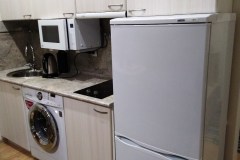 Кухня с холодильником, стиральной машиной и микроволновой печью