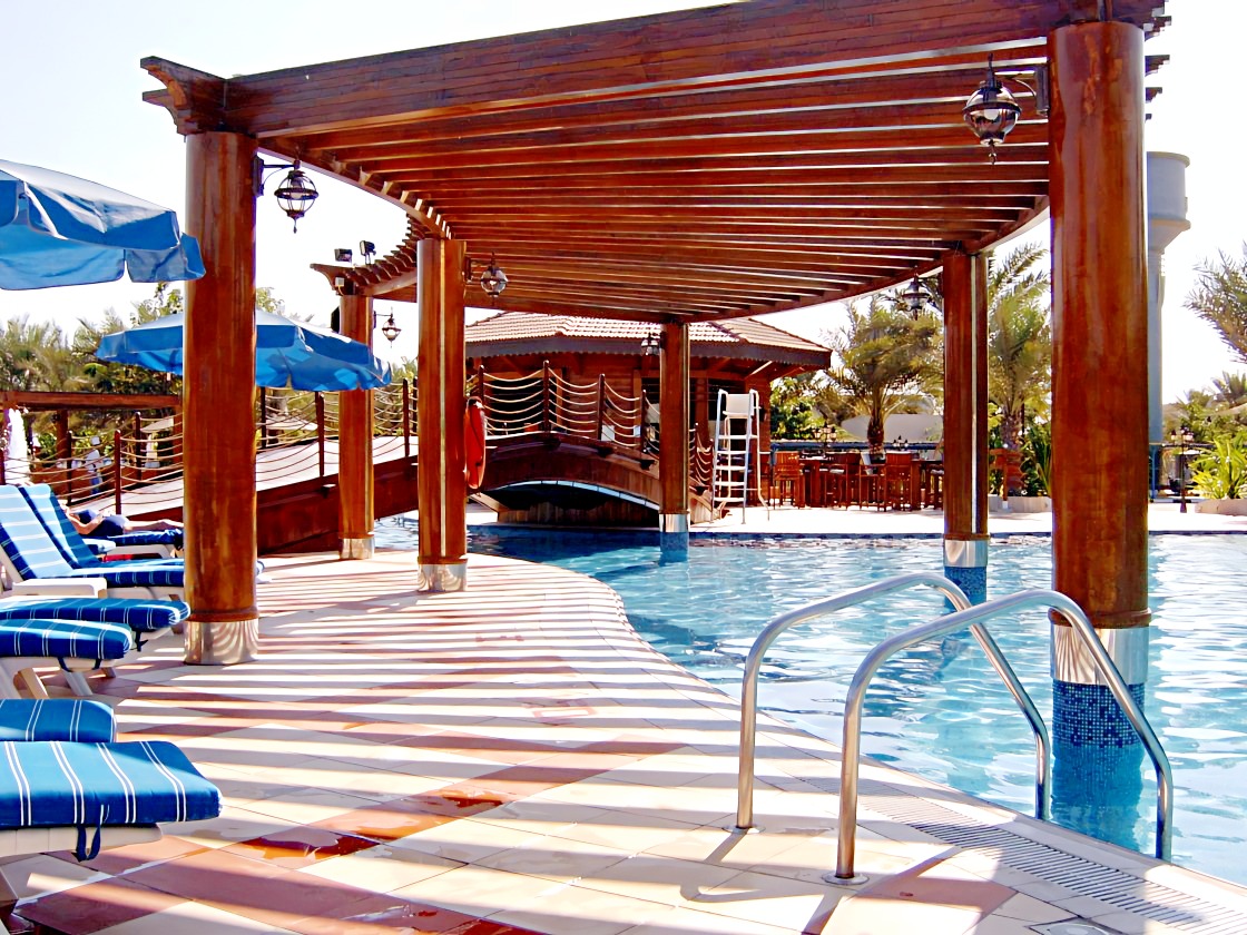 Dreams Vacation Resort 4* расположен в городе Шарм Эль Шейх, в районе Хадаба. Расстояние до международного аэропорта Шарм Эль Шейх — 23 км. Номерной фонд: для размещения доступны 319 номеров. Во всех номерах: телевизор, телефон, кондиционер, сейф, мини-бар, фен, туалетно-косметические принадлежности, ванная комната с душем/ванной, балкон или терраса. Доступны номера для гостей с ограниченными физическими возможностями, семейные номера, номера для некурящих. Питание: концепция питания — «всё включено», трёхразовое питание по системе «шведский стол» в главном ресторане отеля, местные алкогольные и безалкогольные напитки, мороженое и закуски в течение дня. На территории отеля работают главный ресторан Andalusia, мексиканский ресторан Sombrero, ресторан Asia House, бар Elite, бар Sailor, бар на террасе Andalusia. Удобства и развлечения: открытые бассейны, водные горки, спа-центр (джакузи, хаммам, массаж, сауна), мини-футбол, пляжный волейбол, теннисный корт, дайвинг, тренажёрный зал, трансфер, анимация, шоу. Для детей — детский бассейн. Пляж: частный, оборудованный, каменистый. 2-я пляжная линия, шезлонги, зонтики, понтон. Адрес: 20 Um El Sid Cliff 1111 South Sinai Governorate.
