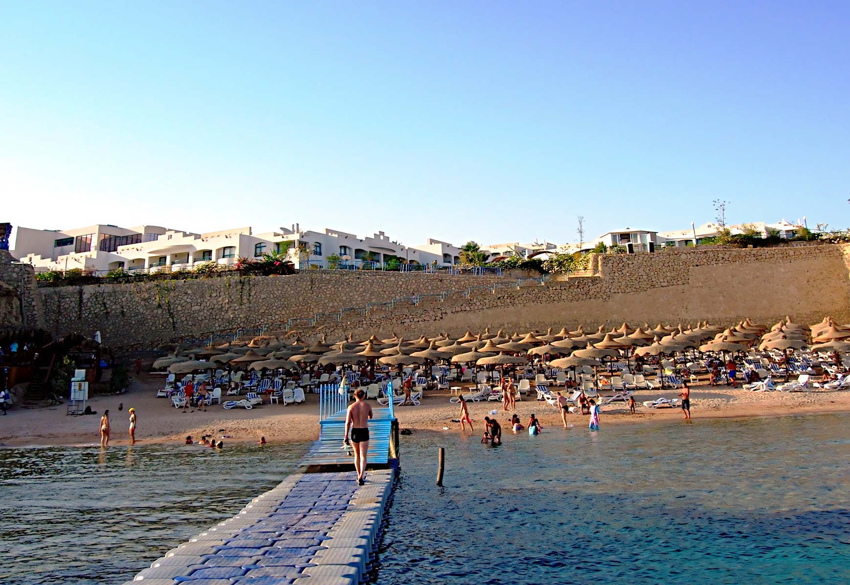 Dessole Royal Rojana Resort 5* — роскошный отель, расположенный на египетском курорте Шарм-эль-Шейх, на Royal Rojana Hotel Entrance, рядом с аэропортом. Он стоит на первой линии Красного моря и славится прекрасно сохранившимися коралловыми рифами и возможностями для дайвинга и изучения подводного мира. Отель имеет 599 номеров. Он состоит из административного 3-этажного здания и 2-этажных дополнительных зданий. Отель находится на первой береговой линии, в 100 м расположен собственный, песчано-скалистый пляж. Три пляжные зоны: старый пляж — 60 м, римский пляж — 45 м, расслабляющий пляж, с двумя пирсами. Пляжные полотенца, мягкие шезлонги, зонтики от солнца — бесплатно. На территории отеля работают 4 ресторана: французский ресторан, китайский ресторан, итальянский ресторан, ресторан морской кухни. В отеле 6 открытых бассейнов: овальный бассейн площадью 480 кв.м и спортивный бассейн площадью 162 кв.м. Аква-парк с тремя горками и бассейном площадью 650 кв.м. В зимнее время все бассейны подогреваются. Для развлечений отель предлагает дневную и вечернюю анимационную программу, живую музыку, дискотеку. Для детей: детская площадка, мини-клуб для детей 4–12 лет (ежедневно 10:00–22:00), мини-диско, есть детская анимация. Бесплатный Wi-Fi действует на всей территории.